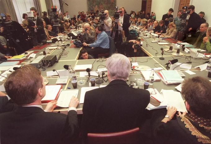 Die Bergier Kommission bei der Veröffentlichung ihres Berichts vlnr: Linus von Castelmur, Generalsekretär, Jean-Francois Bergier, Präsident und Sybil Milton, Vizepräsidentin, vor einer riesigen Medienpräsenz im Bundeshaus, am Freitag, 10.Dezember 1999 in Bern. bergier
