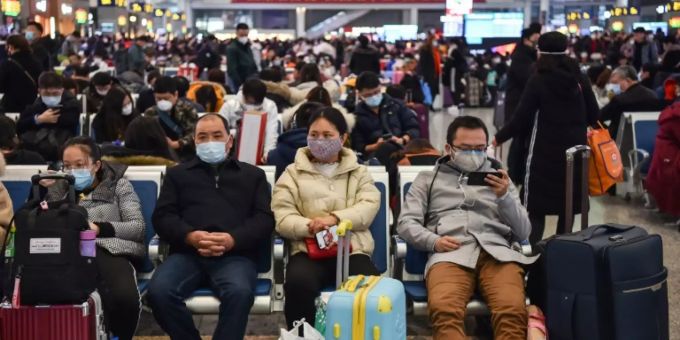Menschen an einem Bahnhof in Shanghai. Coronavirus China