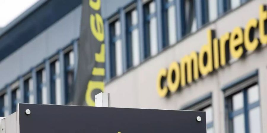 Das Logo der Comdirect Bank AG. Foto: Bodo Marks/dpa/Archivbild