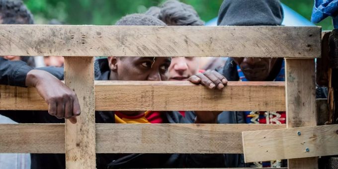 Dutzende Migranten wandern über Bahngleise und Autobahnen nach Belgien. belgien migranten