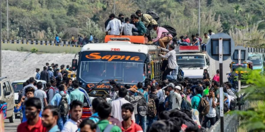 Reisende im Bundesstaat Assam auf dem Weg nach Hause