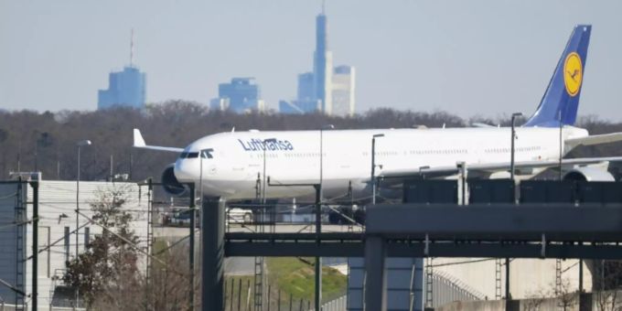 Geparkte Lufthansa-Maschine in Frankfurt am Main Geparkte Lufthansa-Maschine in Frankfurt am Main