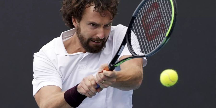 Ernests Gulbis drischt eine Rückhand in Richtung seines Gegners.