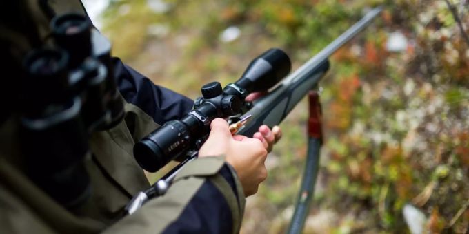 Schon die Schwyzer Jäger und Fischer hatten sich über die Auflösung des Schwyzer Amts für Natur, Jagd und Fischerei (ANJF) empört. (Archivbild) jagd gewehr
