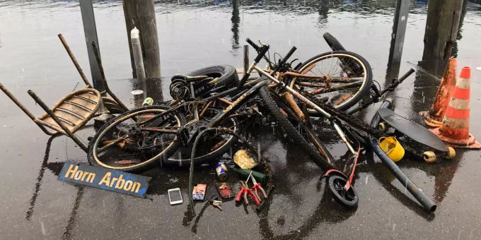 Alte Velos, Stühle, Pneus, Werkzeuge, Schlüssel und Handys - all dies haben Taucher der St. Galler Kantonspolizei bei einer Putzaktion im Hafenbecken in Rorschach gefunden. Rorschach