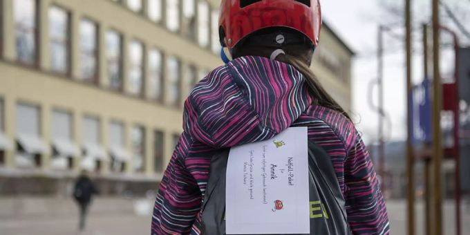 Schulmädchen mit Hausaufgaben-Paket: Die Erziehungsdirektoren wollen das laufende Schuljahr trotz Fernunterricht als vollwertig gelten lassen. Das Schulzeugnis gibt es also regulär.(Themenbild) Schulzeugnis