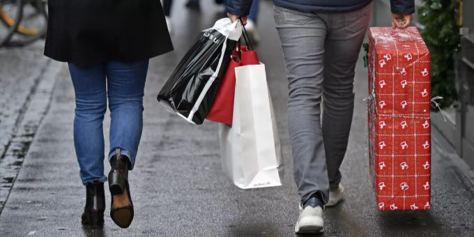 Die Stadt Bern setzt eine Obergrenze für Geschenke im Rahmen von 100 Franken im Jahr, welche Angestellte annehmen dürfen. geschenke
