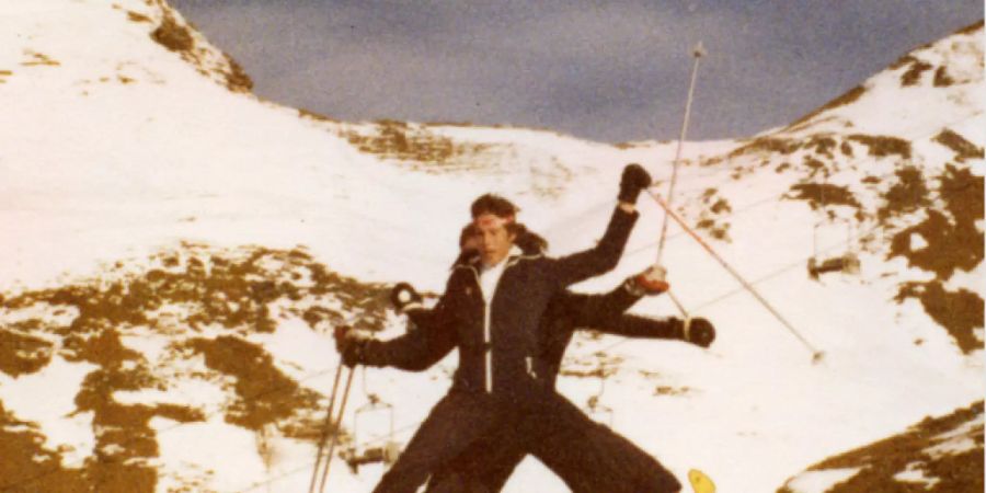 Die Kehrli-Brüder aus dem Berner Oberland fuhren in den 1970-er Jahren zu dritt auf zwei Skis ins Tal.