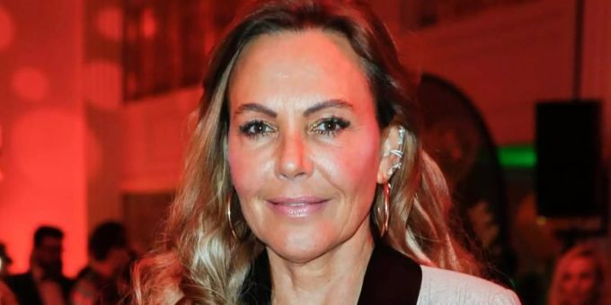 Natascha Ochsenknecht schaut in die Kamera. natascha ochsenknecht