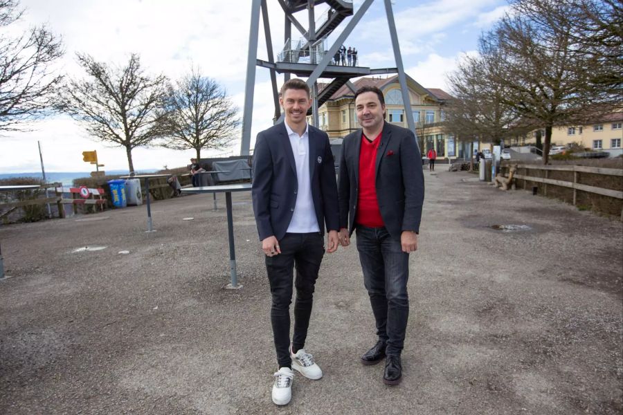 Christian Fassnacht und Gastgeber Mischi Wettstein auf dem Uetliberg.