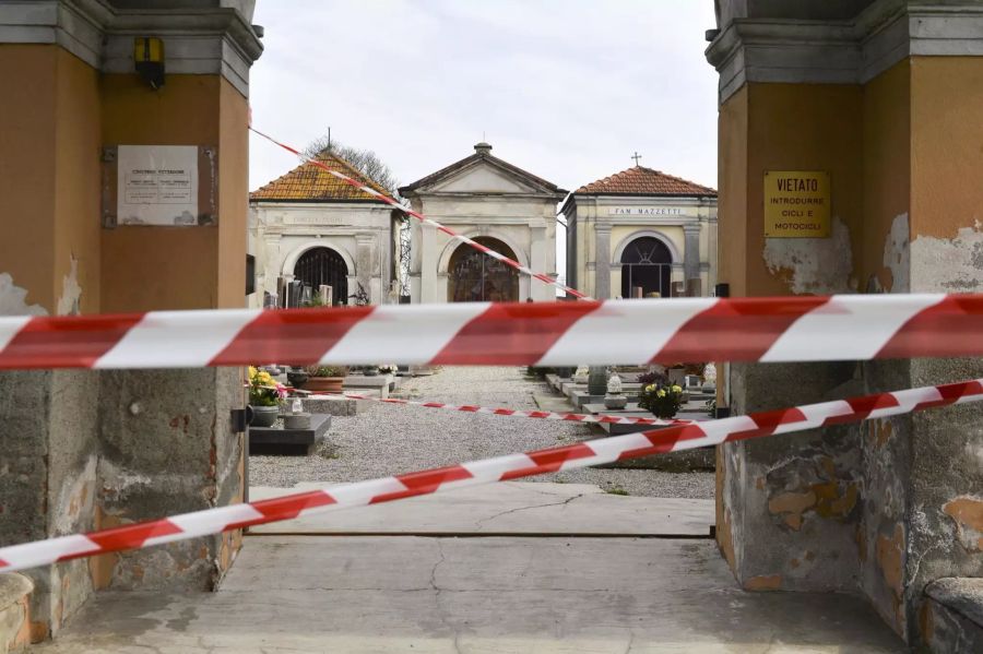 In vielen Städten und Gemeinden wurden Schulen, Universitäten und ein Grossteil der Geschäfte geschlossen.