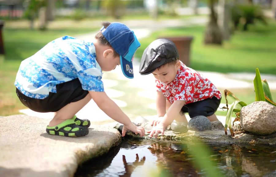 kinder natur spielen