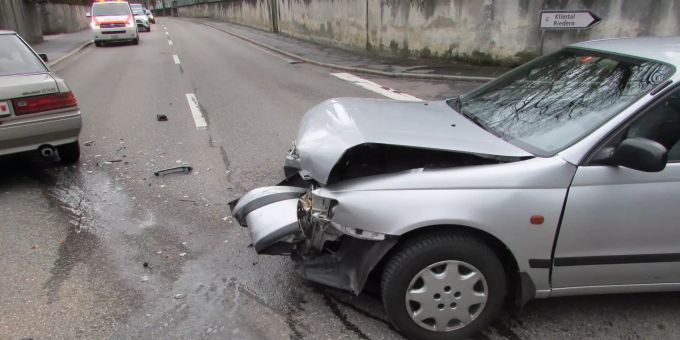 An beiden Personenwagen entstand grosser Sachschaden. Personen wurden keine verletzt. Verkehrsunfall