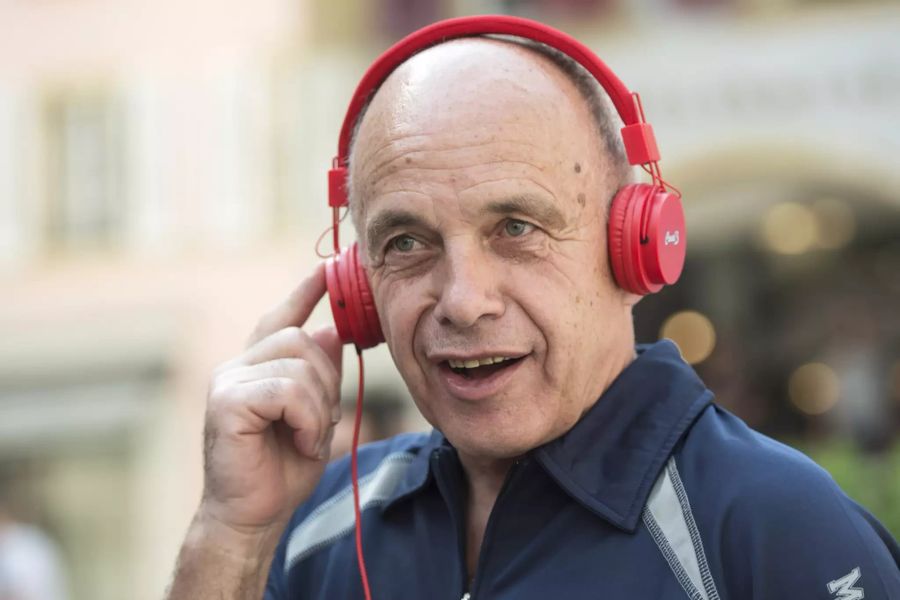 Bundesrat Ueli Maurer, hat einen roten Kopfhoerer des Regionalradios Canal 3 auf beim Besuch der Bieler Bevoelkerung, waehrend der zweitaegigen Bundesratsreise, am Donnerstag, 2. Juli 2015, auf dem Ringplatz in Biel.