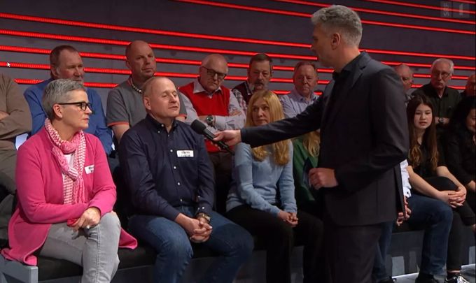 Für einen der wenigen Lichtblicke sorgten Frau Motta (links) und Herr Swatek (am Mikrofon). Der ehemalige Privatsekretär hat seit März 484 Bewerbungen geschrieben. SRF Arena