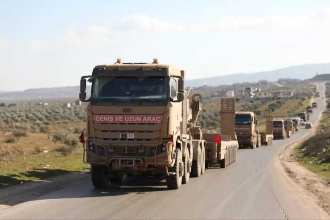 Türkische Militärfahrzeuge in der Nähe von Idlib. idlib