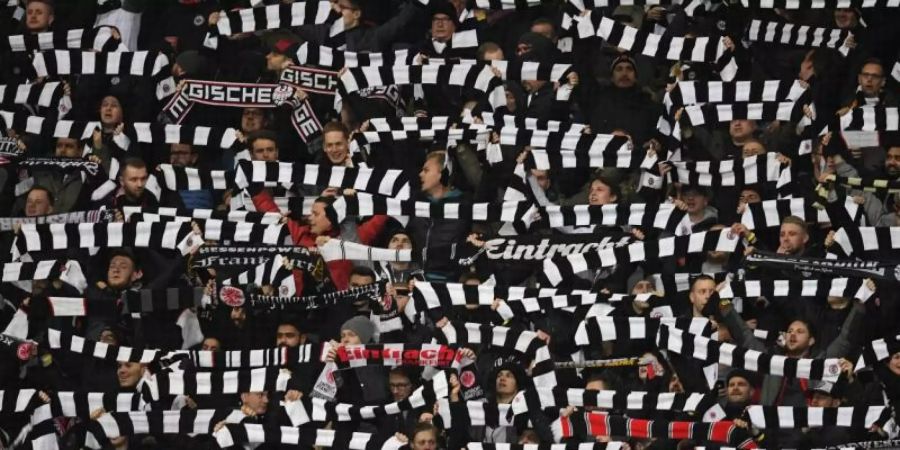 Frankfurts Fans reagierten mit «Nazis raus»-Rufen auf Störer der Schweigeminute für die Hanauer Anschlagsopfer. Foto: Arne Dedert/dpa