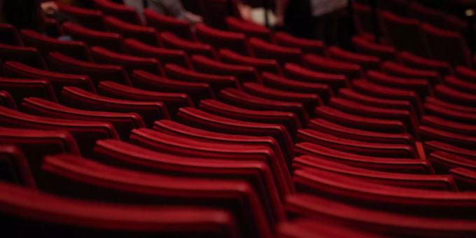 Leere Sitzreihen in einem Theatersaal (Symbolbild). Theatersaal
