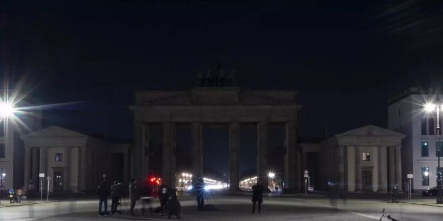 Das Brandenburger Tor ist während der "Earth Hour" im Dunkeln. Foto: Paul Zinken/dpa