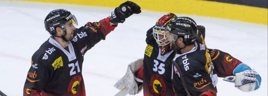 Simon Moser (l.), Goalie Tomi Karhunen und Thomas Rüfenacht jubeln am letzten Samstag über den Sieg gegen die SCL Tigers.