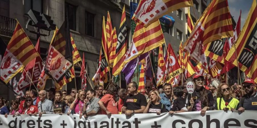 Demonstranten ziehen während einer 1.-Mai-Kundgebung durch Barcelona, um für mehr Rechte, Gleichheit und Zusammenhalt zu protestieren. Foto: Matthias Oesterle/ZUMA Wire/dpa