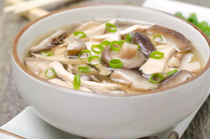 Shiitake-Pilze in diversen Gerichten verwenden. Shiitake Suppe