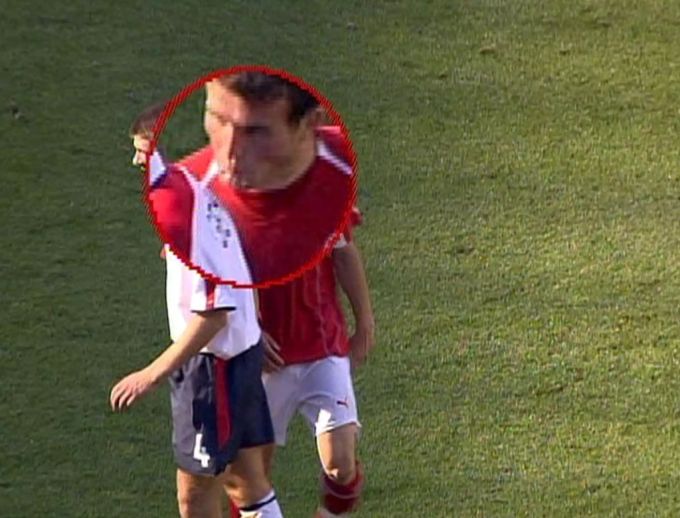 Rückblick auf die EM 2004: Auf diesem Bild ist zu sehen, wie Alex Frei England-Captain Steven Gerrard in den Nacken spuckt. fussball em