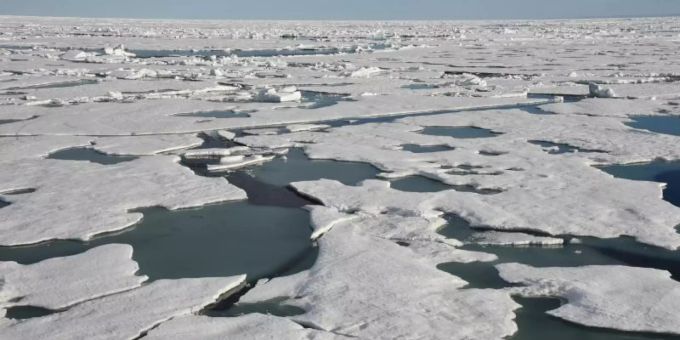 Eisschollen treiben auf dem Arktischen Ozean am Nordpol. Die Ozonschicht über dem Nordpol schwindet in diesem Winter überdurchschnittlich stark. Foto: picture alliance / dpa Nordpol