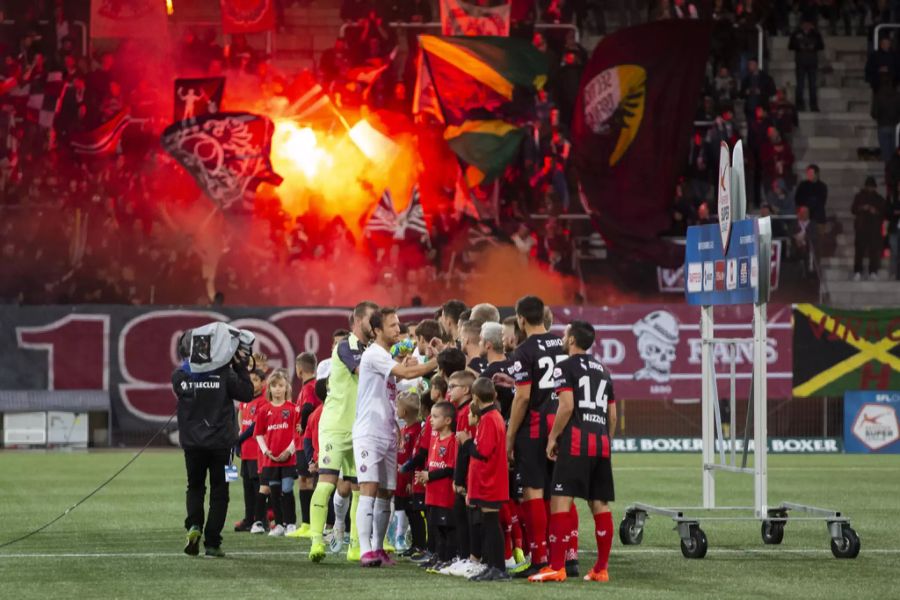 Servette-Fans zünden Pyro vor einem Spiel gegen Xamax.