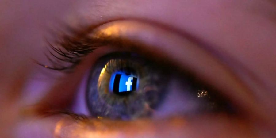 Facebook-Logo spiegelt sich in einem Auge