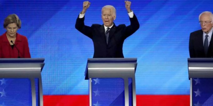Gestikulierend: Elizabeth Warren (l) und Bernie Sanders (r) hören Joe Biden während der Debatte zu. Foto: Elise Amendola/AP/dpa Gestikulierend: Elizabeth Warren (l) und Bernie Sanders (r) hören Joe Biden während der Debatte zu. Foto: Elise Amendola/AP/dpa