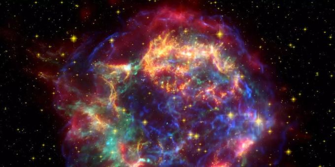 Die Explosionswolke einer Supernova, die vor 300 Jahren am irdischen Himmel aufgeflammt ist – heute als Cassiopeia A bekannt. Kürzlich haben Forscher eine rekordverdächtige Supernova beobachtet, die 500 mal heller strahlte. (Symbolbild) Supernova