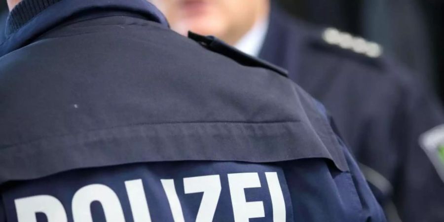 Die Polizei in NRW nimmt vier Männer festgenommen, die im Namen der IS-Terrororganisation Anschläge in Deutschland geplant haben. Foto: Friso Gentsch/dpa/Symbolbild