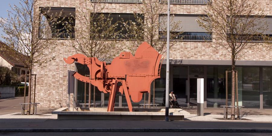 Skulptur in einem Wohnort von Kloten.