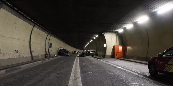 Beide Fahrzeuge kollidierten seitlich-frontal miteinander. Kollision