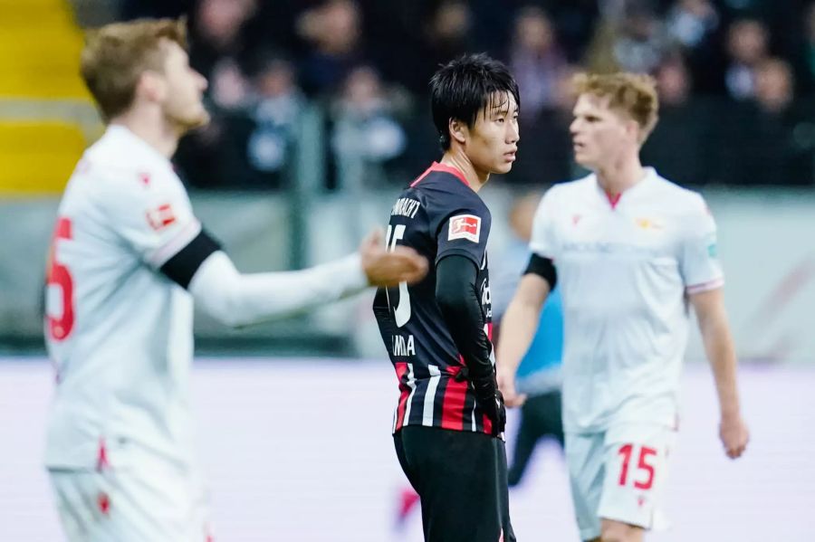 Daichi Kamada wirkt nach dem Tor zum 0:2-Rückstand niedergeschlagen.