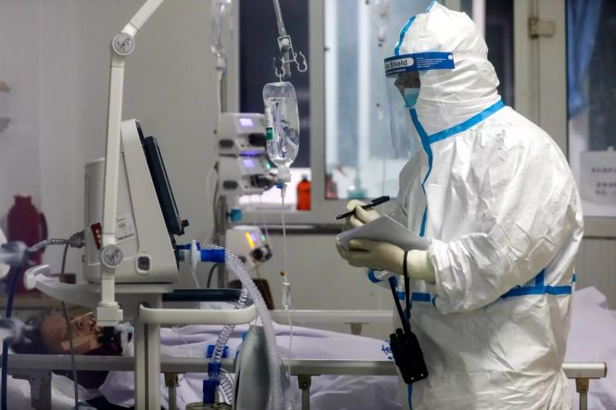 Ein medizinischer Mitarbeiter erfasst im Jinyintan-Krankenhaus in der zentralchinesischen Provinz Hubei den Zustand eines Corona-Patienten. Coronavirus - China