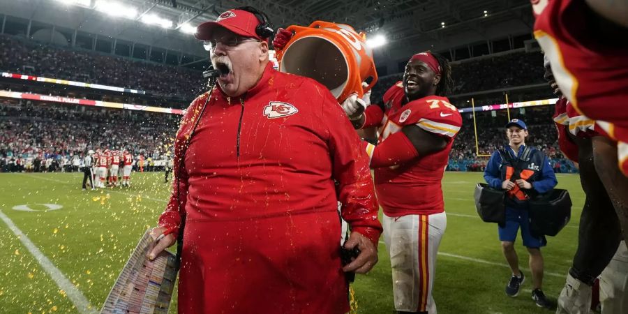 Auch Chiefs-Coach Andy Reid (61) kommt damit zu seinem wohlverdienten ersten Super-Bowl-Triumph.