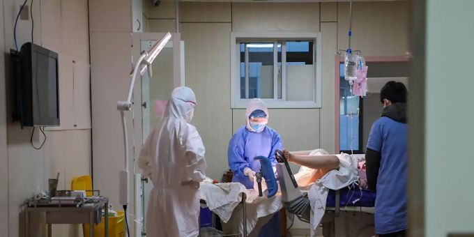 China hat am Montag erneut rückläufige Zahlen für Infektionen sowie Todesopfer beim Coronavirus bekanntgegeben. (Symbolbild) China hat am Montag erneut rückläufige Zahlen für Infektionen sowie Todesopfer beim Coronavirus bekanntgegeben. (Symbolbild)