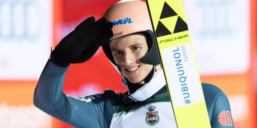 Karl Geiger hat seine starke Tournee-Form bestätigt und sich den Tagessieg in Val di Fiemme geholt. Foto: Robert Michael/dpa-Zentralbild/dpa