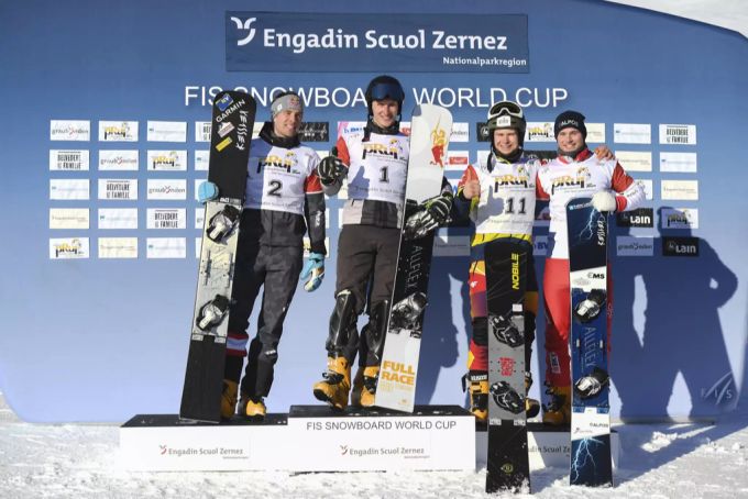 Dario Caviezel (r.) teilte sich mit dem zeitgleichen Polen Oskar Kwiatkowski den dritten Rang. Podest in Scuol