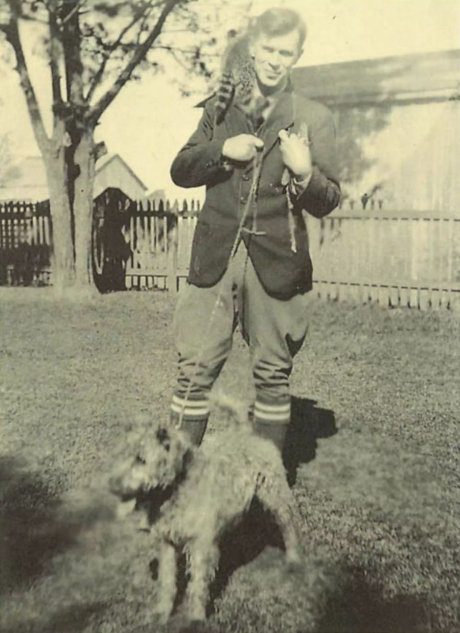 Boris Hagelin mit Hund und Waschbär, ca. 1919.