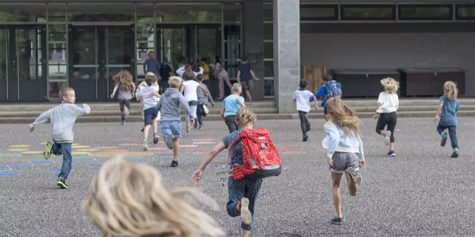 In rund zweijähriger Bauzeit hat die Stadt Bern bei der Schulanlage Steigerhubel den Aussenraum saniert. bern