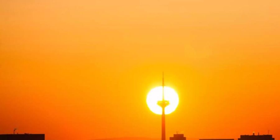 Die Sonne geht hinter dem Fernsehturm in Frankfurt auf. Hoch «Jürgen» bringt aktuell viel Sonne und kalte Luft nach Deutschland. Foto: Frank Kleefeldt/dpa