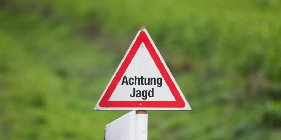 Ein Strassenschild mit der Aufschrift «Achtung Jagd». In der niedersächsischen Gemeinde Marklohe wurde ein Jäger bei der Jagd von einem Schuss getroffen und dadurch getötet. Foto: Friso Gentsch/dpa