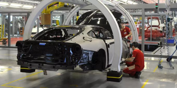 Ein Ferrari im Bau (Archiv). Ferrari Italien Coronavirus
