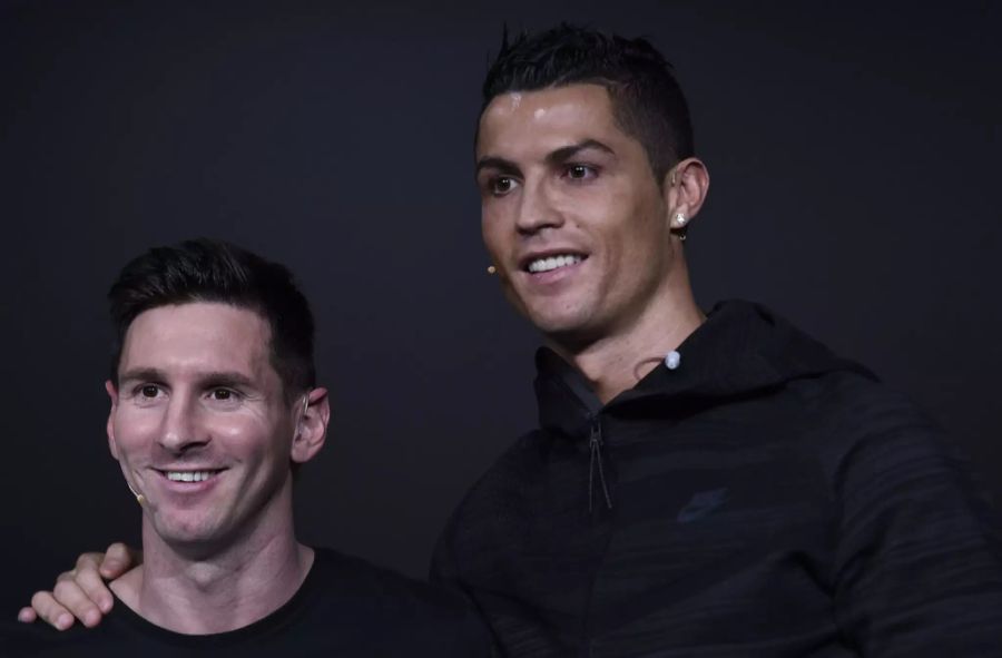 Lionel Messi und Cristiano Ronaldo lächeln an der Ballon d'or-Gala in die Kameras (11. Januar 2016)