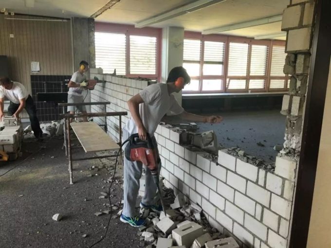 Für die grossen Lernlandschaften mussten Wände rausgenommen werden. Die SekschülerInnen packten kräftig mit an Wände Schulhaus