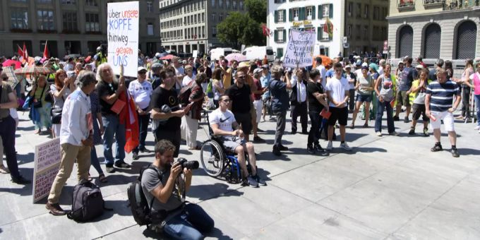 Personen demonstrieren auf dem Bundesplatz während einer Demonstration gegen Massnahmen des Bundes im Zusammenhang mit dem Coronavirus, am Samstag, 27. Juni 2020 in Bern. Demo Massnahmen Coronavirus