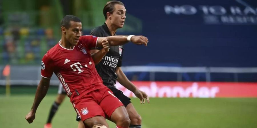 Bayerns Thiago (l) ist beim FC Liverpool im Gespräch. Foto: Franck Fife/pool AFP via AP/dpa